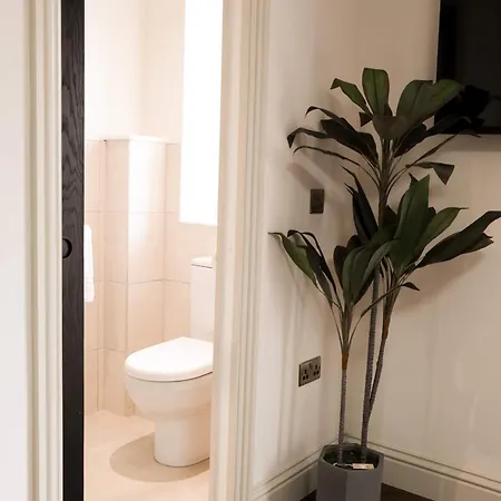 Lovely Flat On Bath Road - Flat 4 דירה *