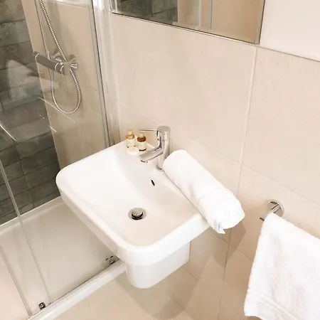 דירה Lovely Flat On Bath Road - Flat 4 *